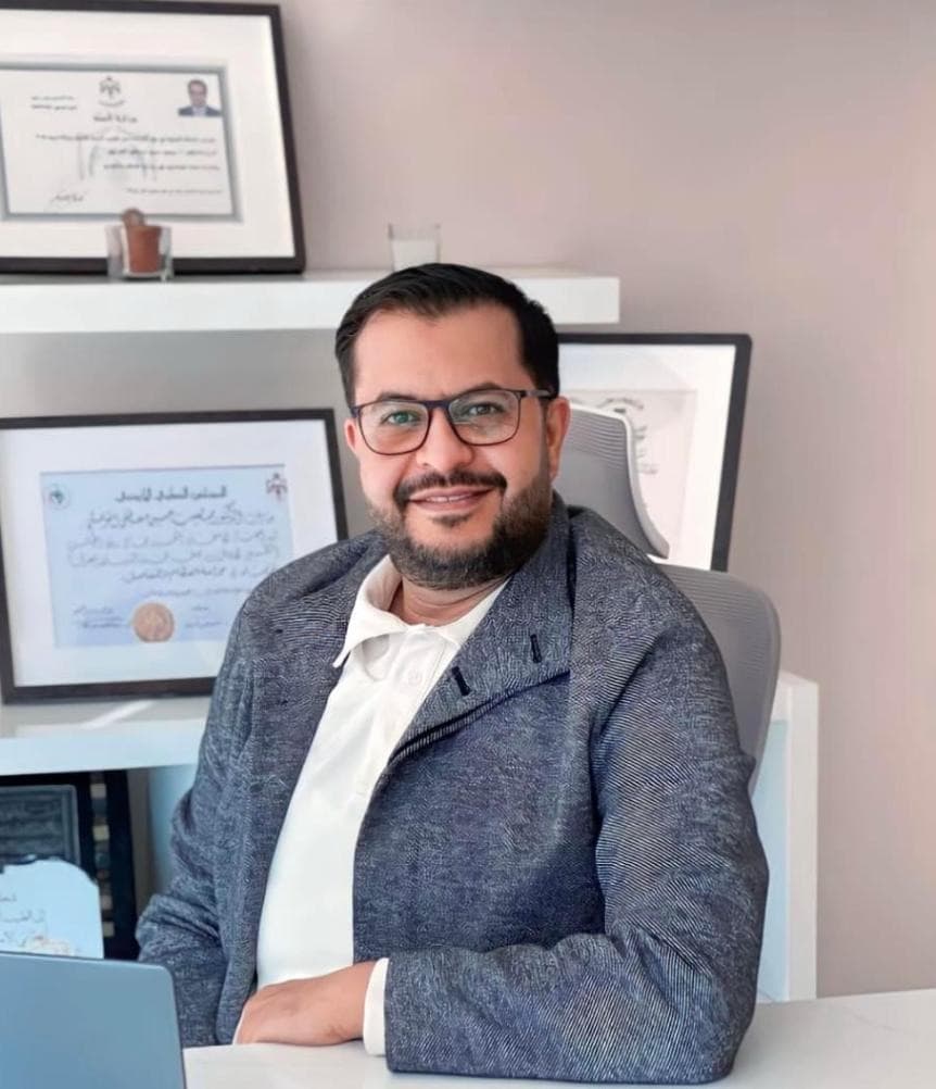 الدكتور صهيب الموصلي في مكتبه بالعيادة